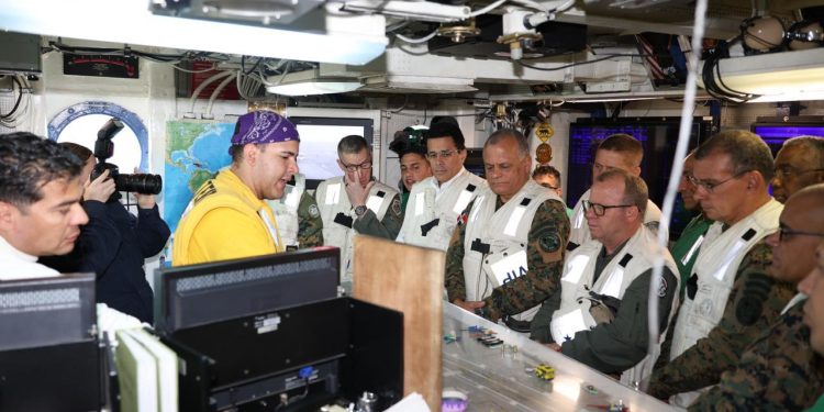 Altas autoridades dominicanas visitan el portaaviones USS Nimitz en una muestra del fortalecimiento de la cooperación entre República Dominicana y Estados Unidos