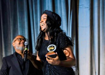 Raisa Díaz conquista el Premio Galardón a Canción del Año con "Hay Una Palabra"