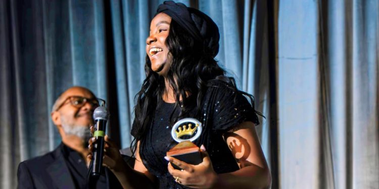 Raisa Díaz conquista el Premio Galardón a Canción del Año con "Hay Una Palabra"