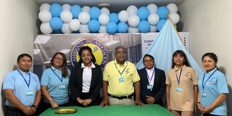 Pablo Valdez, presidente de ASOCLUBNUAM, juramenta directiva en Perú