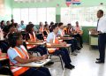 Milton Morrison imparte clases de educación vial a estudiantes de 6to de bachillerato