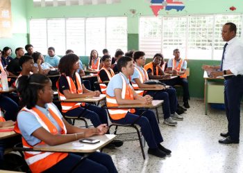 Milton Morrison imparte clases de educación vial a estudiantes de 6to de bachillerato
