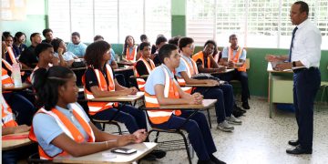 Milton Morrison imparte clases de educación vial a estudiantes de 6to de bachillerato