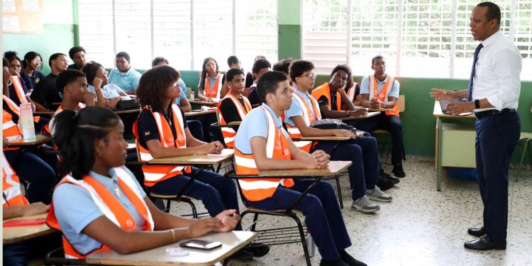 Milton Morrison imparte clases de educación vial a estudiantes de 6to de bachillerato