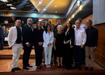 Embajadora de los Estados Unidos asiste al panel organizado por el  Movimiento Justicia Jet Set