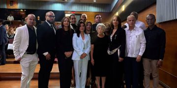 Embajadora de los Estados Unidos asiste al panel organizado por el  Movimiento Justicia Jet Set