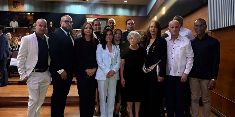 Embajadora de los Estados Unidos asiste al panel organizado por el Movimiento Justicia Jet Set