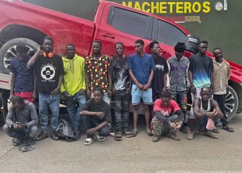 Tras persecución Ejército detiene camioneta con 14 haitianos indocumentados en Esperanza