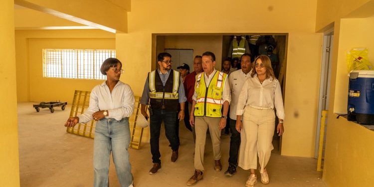 CCR de Anamuya y Palacio Municipal de San Rafael de Yuma van a buen ritmo de avance; ministro Bisonó supervisa construcción de obras en La Altagracia