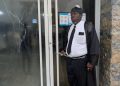 Abogado se encadena en oficina de Edenorte en Dajabón por altas facturaciones