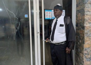 Abogado se encadena en oficina de Edenorte en Dajabón por altas facturaciones
