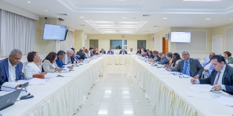 Comisión Bicameral que estudia proyecto de ley de Medidas Pro Crecimiento Económico escuchará este martes al ministro de Hacienda y Economía, Magín Diaz y a la AIRD
