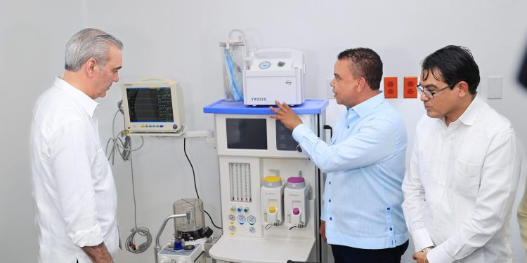 Presidente Abinader encabeza entrega del remozamiento y ampliación del Hospital Periférico Dr. Antonio Trueba en Santiago