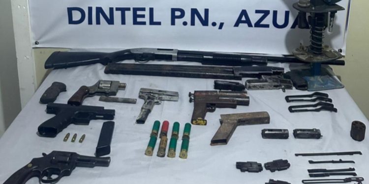 DINTEL ocupa arsenal de armas y apresa a tres hombres durante allanamientos en Azua