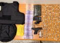 Policía ocupa armas, chaleco antibalas y más de 350 porciones de droga durante operativo en busca de prófugo por homicidio
