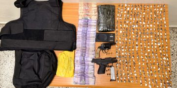 Policía ocupa armas, chaleco antibalas y más de 350 porciones de droga durante operativo en busca de prófugo por homicidio