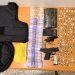 Policía ocupa armas, chaleco antibalas y más de 350 porciones de droga durante operativo en busca de prófugo por homicidio