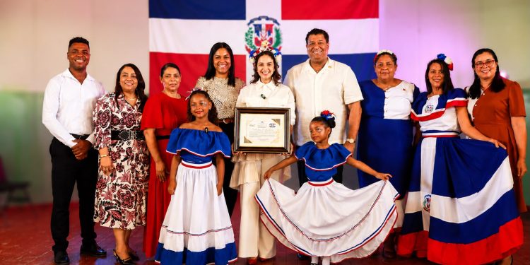 Reconocen aportes de Priscila D' Oleo a la preservación de la historia dominicana