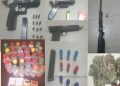 Policía Nacional y Ministerio Público ocupan armas de fuego, pertrechos militares y ron adulterado durante allanamientos en Barahona y Cabral