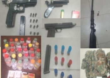 Policía Nacional y Ministerio Público ocupan armas de fuego, pertrechos militares y ron adulterado durante allanamientos en Barahona y Cabral