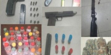Policía Nacional y Ministerio Público ocupan armas de fuego, pertrechos militares y ron adulterado durante allanamientos en Barahona y Cabral