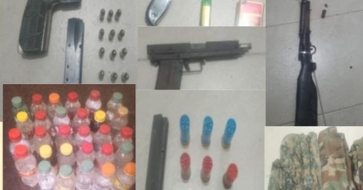 Policía Nacional y Ministerio Público ocupan armas de fuego, pertrechos militares y ron adulterado durante allanamientos en Barahona y Cabral