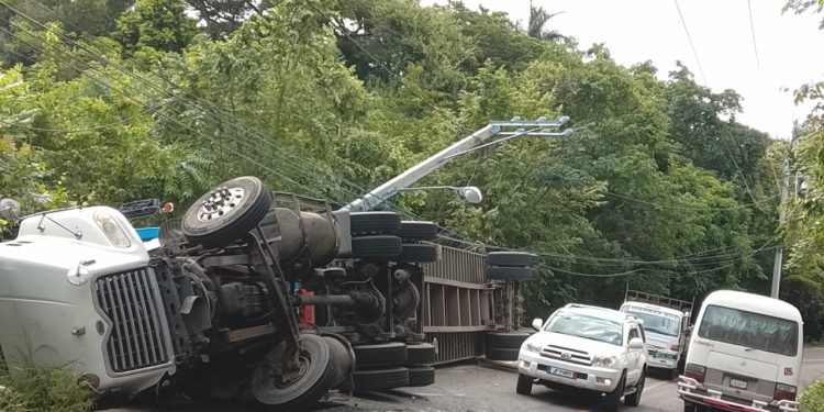 Accidentes de tránsito provocan millonarias pérdidas a EDENORTE por daños a postes y redes eléctricas