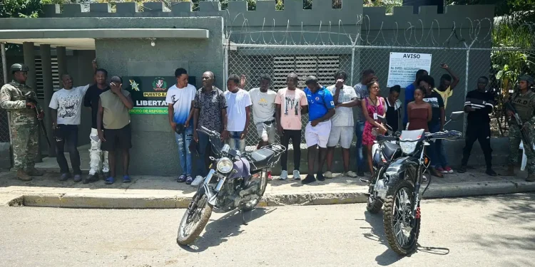 Soldados del Ejército interceptan a 56 indocumentados cuando se desplazaban en motocicletas en diferentes provincias fronterizas