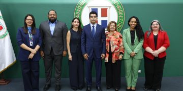 Wellington Arnaud imparte conferencia en la UNPHU; destaca avances en materia de saneamiento y agua potable