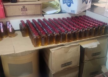 Policía Nacional desmantela fábrica clandestina de bebidas adulteradas; ocupa más de 1,300 botellas, maquinaria, alcohol, cigarrillos y un vehículo en Los Alcarrizos