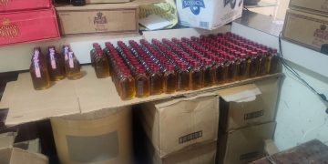 Policía Nacional desmantela fábrica clandestina de bebidas adulteradas; ocupa más de 1,300 botellas, maquinaria, alcohol, cigarrillos y un vehículo en Los Alcarrizos