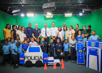 Niños rinden emotivo homenaje a la Policía Nacional con el proyecto “Policía que Salva a la Gente”