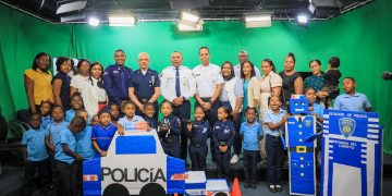 Niños rinden emotivo homenaje a la Policía Nacional con el proyecto “Policía que Salva a la Gente”