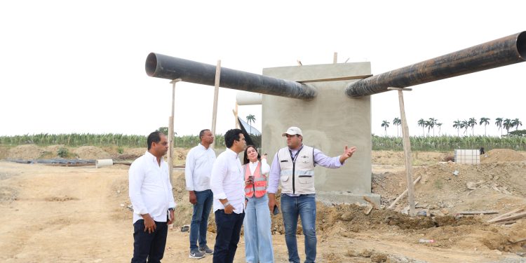 Wellington Arnaud supervisa  alcantarillado sanitario de Mao, provincia Valverde, verificando avances en más de un 80%