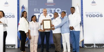Presidente Abinader inaugura techado multiuso escolar en Duvergé para ampliar las actividades educativas y deportivas en beneficio de más 388 estudiantes y de toda la comunidad