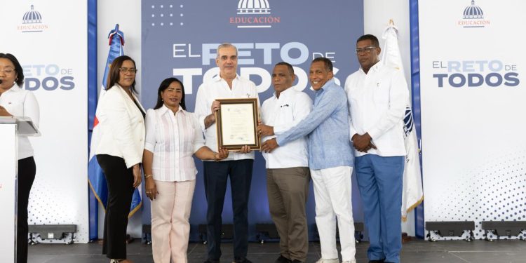 Presidente Abinader inaugura techado multiuso escolar en Duvergé para ampliar las actividades educativas y deportivas en beneficio de más 388 estudiantes y de toda la comunidad