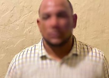 Policía Nacional arresta en flagrante delito a hombre armado acusado de agredir y amenazar a su pareja en Pedernales