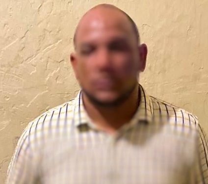 Policía Nacional arresta en flagrante delito a hombre armado acusado de agredir y amenazar a su pareja en Pedernales