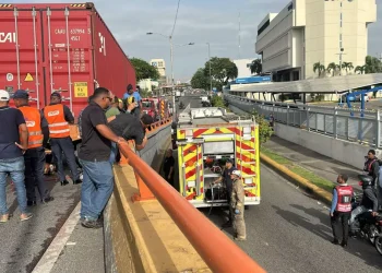 Motorista queda atrapado entre patana y muro en avenida John F. Kennedy