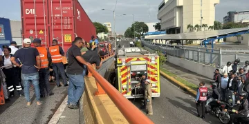 Motorista queda atrapado entre patana y muro en avenida John F. Kennedy