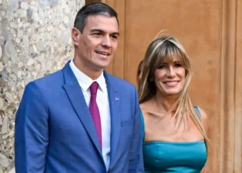 Envían a juicio a la esposa de Pedro Sánchez y le retira el pasaporte