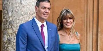 Envían a juicio a la esposa de Pedro Sánchez y le retira el pasaporte