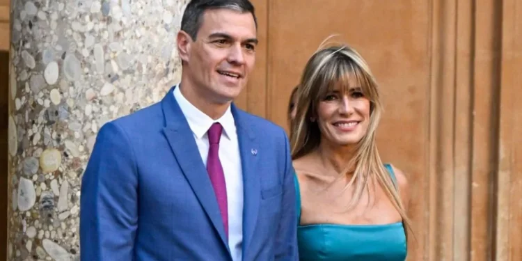 Envían a juicio a la esposa de Pedro Sánchez y le retira el pasaporte