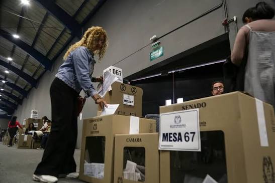 Cierran mesas de votación en elecciones presidenciales de Colombia