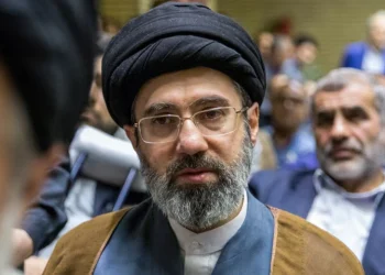 Líder supremo iraní afirma que Trump buscó acuerdo con “desesperación”