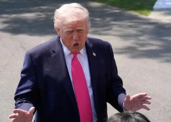 Trump exige frenar ataques