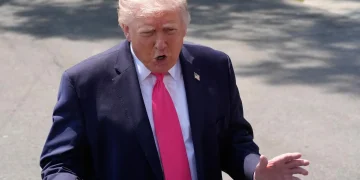Trump exige frenar ataques