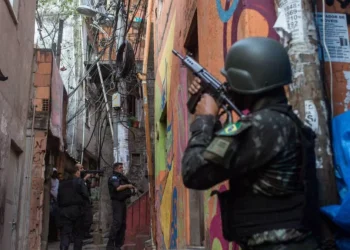Un tiroteo en una favela de Río deja al menos cuatro muertos y unos 50 turistas atrapados