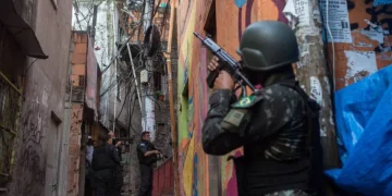 Un tiroteo en una favela de Río deja al menos cuatro muertos y unos 50 turistas atrapados