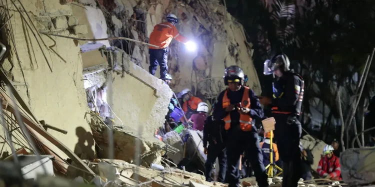 Aumentan a 164 los muertos y casi un millar los heridos por el doble terremoto en Venezuela